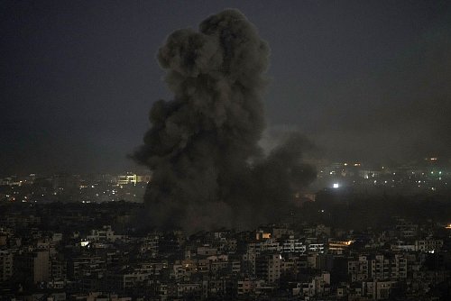 Israels Armee greift weiter Ziele im benachbarten Libanon an. - © Bilal Hussein/AP/dpa