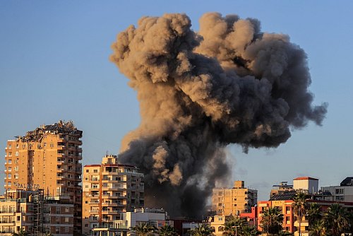 Auch die Küstenstadt Tyros im Südlibanon wurde aus der Luft attackiert. - © Mohammed Zaatari/AP/dpa