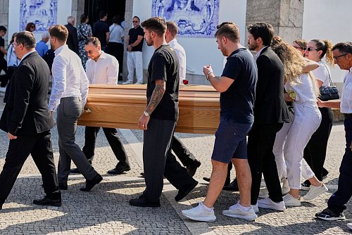 Der Sarg wurde nach der Trauerfeier aus der Kirche getragen. - © Manu Fernandez/AP/dpa