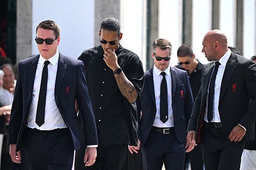 Virgil van Dijk bei der Trauerfeier. - © Pa/PA Wire/dpa