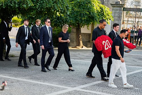 Liverpools Kapitän Virgil van Dijk geht mit einem Blumengebinde mit Diogo Jotas Rückennummer 20 zur Beerdigung. - © Manu Fernandez/AP/dpa