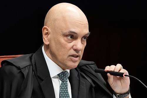 Oberster Richter Alexandre de Moraes eröffnet die Urteilsfindung. - © Eraldo Peres/AP/dpa