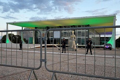 In der Hauptstadt Brasília wurden die Sicherheitsvorkehrungen verschärft. - © Eraldo Peres/AP/dpa