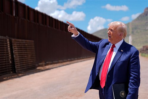Trumps wichtigstes Thema im Wahlkampf: irreguläre Migration. Mehrfach reiste er an die Grenze zu Mexiko. (Archivbild) - © Evan Vucci/AP