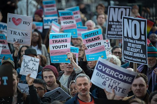 Bereits in seiner ersten Amtszeit hob Trump ein Diskriminierungsverbot gegen transgeschlechtliche Menschen im Gesundheitswesen auf, was zu Protesten führte. (Archivbild) - © picture alliance / Bryan Smith/ZUMA Wire/dpa