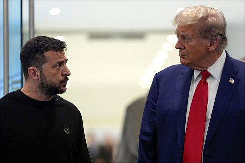 Trump steht US-Hilfen für die Ukraine kritisch gegenüber und macht den ukrainischen Präsidenten Wolodymyr Selenskyj für den Ausbruch des Krieges mitverantwortlich. (Archivbild) - © Julia Demaree Nikhinson/AP/dpa