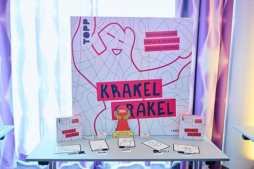 Begriffe zeichnen entlang von vorgegebenen Linien bringt Spaß in die Spielerunde. Das Spiel «Krakel Orakel» war zum «Spiel des Jahres» nominiert. - © Annette Riedl/dpa