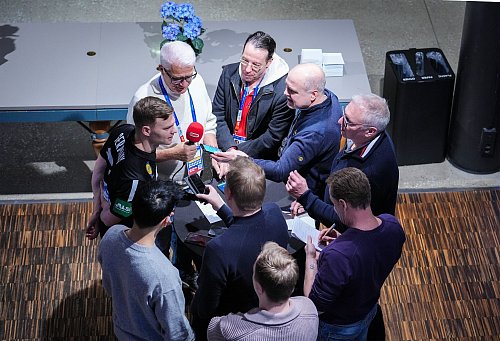 Timo Kastening freut sich auf die Rückkehr von Juri Knorr zum WM-Viertelfinale der deutschen Handballer gegen Portugal. - © Soeren Stache/dpa