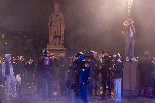 Polizei-Einsätze gab es in Frankfurt. - © Helmut Fricke/dpa