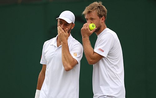 Tim Pütz (l) und Kevin Krawietz gewannen trotz der späten Anreise ihr Davis-Cup-Doppel in China gegen die Slowakei. - © Bradley Collyer/PA Wire/dpa