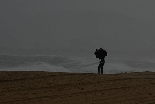 Ein schwerer Zyklon hält vor seinem Auftreffen auf Land Menschen und Behörden an Indiens Ostküste im Golf von Bengalen in Atem. - © Mahesh Kumar A./AP/dpa