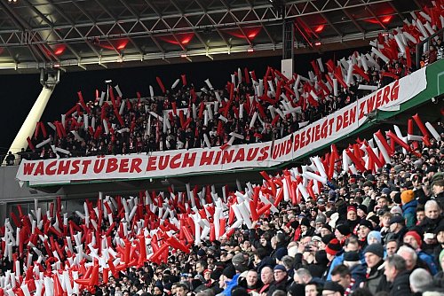 Provokationen beider Fanlager gehören zum Derby dazu. - © Federico Gambarini/dpa