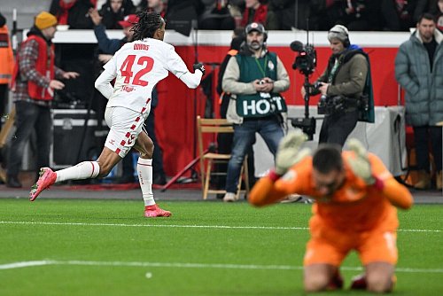 Der Zweitligist aus Köln bejubelt die Führung. - © Federico Gambarini/dpa