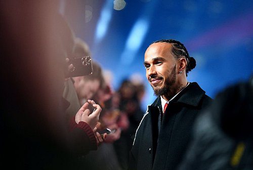 Der Rekordweltmeister steht immer im Mittelpunkt - erst recht als neuer Ferrari-Fahrer. - © Zac Goodwin/Press Association/dpa