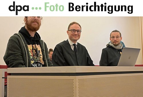 Die Kläger und ihr Anwalt vor dem Verwaltungsgerichtshof. - © Malin Wunderlich/dpa