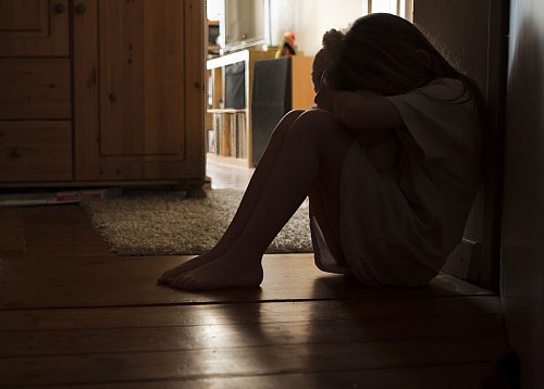 Körperliche Beschwerden wie Bauchschmerzen, Übelkeit, Erbrechen, Kopfschmerzen oder Schlafstörungen können bei Kindern auf Schulangst hinweisen. - © Silvia Marks/dpa-tmn