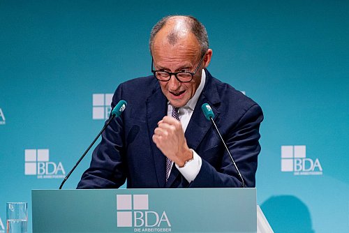 Merz zeigt sich kämpferisch. - © Fabian Sommer/dpa