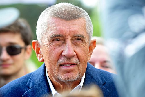 Der tschechische Milliardär und Gründer der Partei ANO, Andrej Babis, bei einem Wahlkampfauftritt im Prager Stadtteil Modrany. Nun will der Ex-Regierungschef mit einem rechten Dreierbündnis zurück an die Macht. (Archivbild) - © Michael Heitmann/dpa