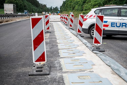 Die erste Autobahn-Teststrecke für das Laden von Elektrofahrzeugen während der Fahrt auf der A6 in der Oberpfalz - © Daniel Vogl/dpa