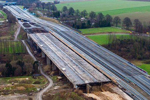 So sah die Brücke noch kurz vor der Sprengung aus. - © Christoph Reichwein/dpa