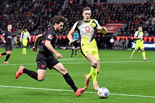 Ein Sieg auch mit Signalwirkung für Nico Schlotterbeck (r)? - © Federico Gambarini/dpa