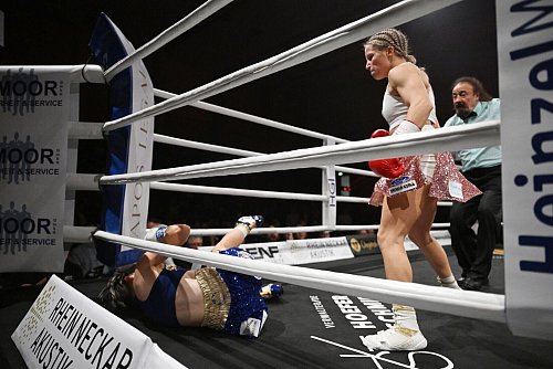 Tina Rupprecht schickte ihre Gegnerin schon in der ersten Runde auf die Bretter. - © Marijan Murat/dpa