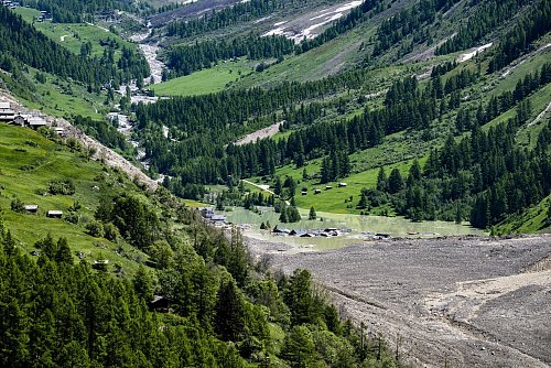 Das Dorf Blatten ist fast völlig ausgelöscht. - © Jean-Christophe Bott/KEYSTONE/dpa