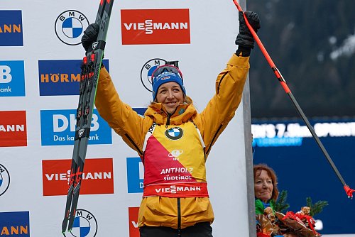Franziska Preuß feiert auf dem Podium ihren dritten Platz. - © Alessandro Trovati/AP/dpa
