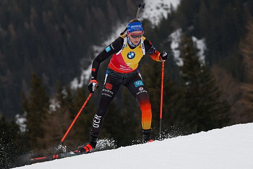 Franziska Preuß steht zum neunten Mal in dieser Saison auf dem Podest. - © Alessandro Trovati/AP/dpa