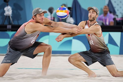 Nils Ehlers (l) und Clemens Wickler stehen im Achtelfinale der Beach-Volleyball-EM. - © Rolf Vennenbernd/dpa