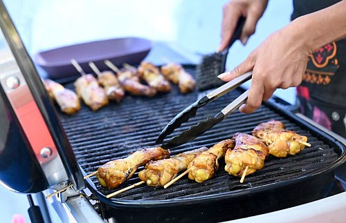 Wiederverwendbares Grillzubehör ist umweltfreundlicher als die Einweg-Varianten. - © Carla Benkö/dpa/dpa-tmn