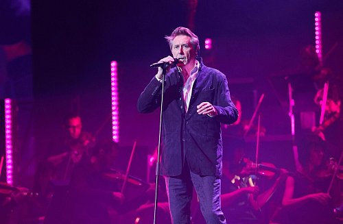 Wo immer er auftritt, ist Bryan Ferry stets adrett gekleidet. In den 70er und 80er Jahren galt er als Stilikone. (Archivbild) - © Georg Wendt/dpa