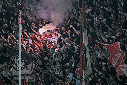 Dauerproblem in Fußballstadien: Pyrotechnik - © Uwe Anspach/dpa