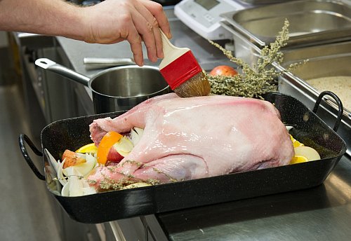 Eine vier Kilogramm schwere Gans reicht mit entsprechenden Beilagen für vier bis fünf Personen. - © Tobias Hase/dpa-tmn