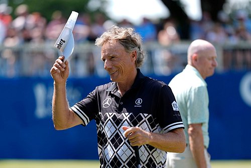 Bernhard Langer nimmt Abschied vom Augusta National Golf Club. - © Charlie Neibergall/AP/dpa