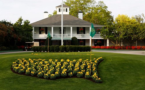 Das Clubhaus und die Blumenpracht des Augusta National Golf Clubs beeindrucken Bernhard Langer immer wieder. - © Andrew Gombert/EPA/dpa