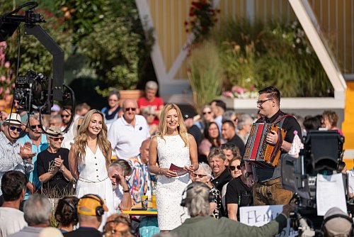 Stefanie Hertel moderiert die Sendung "Immer wieder sonntags" bei Sommerwetter. - © Silas Stein/dpa