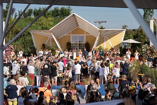 Die ARD-Sendung "Immer wieder sonntags" geht ohne Hauptmoderator Stefan Mross über die Bühne. - © Silas Stein/dpa