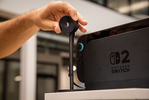 Die Kamera für Nintendos Game Chat lässt sich auch mit einer Blende abdecken. Damit nur beim Spielen gefilmt wird. - © Christin Klose/dpa-tmn
