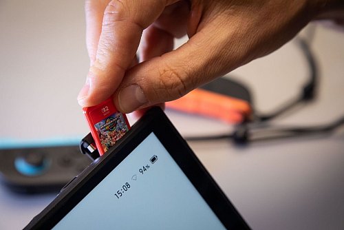 Auch die Switch 2 hat nach wie vor einen Kartenslot für physische Spiele. - © Christin Klose/dpa-tmn