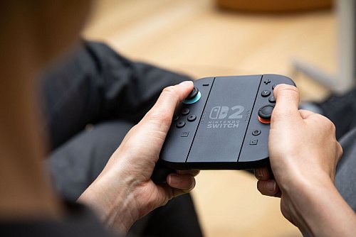 Die Joycons werden an der Aufladehalterung zu einem klassischen Controller. - © Christin Klose/dpa-tmn
