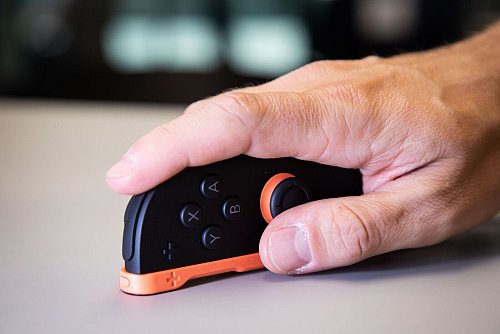 Das ist neu: Bei der Switch 2 können die Joycon-Controller im Maus-Modus verwendet werden. - © Christin Klose/dpa-tmn