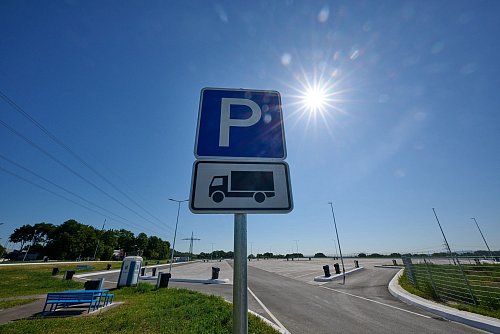 Getrennte Auf- und Abfahrten für Lkws sollen die Sicherheit steigern. - © Bernd Thissen/dpa