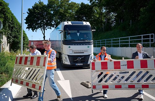 Nach einem Jahr Bauzeit wird der nach Deges-Angaben größte Lkw-Rastplatz NRWs in Betrieb genommen. - © Bernd Thissen/dpa