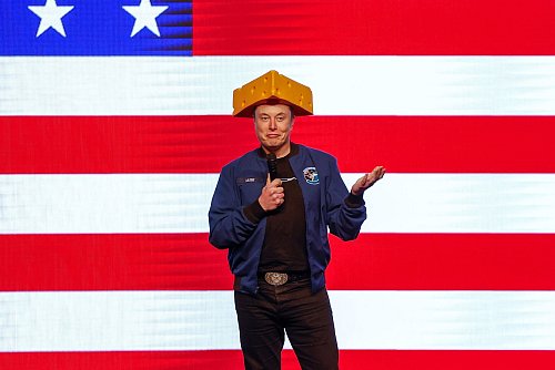 Musk trug einen Käsehut auf der Bühne. - © Jeffrey Phelps/AP/dpa