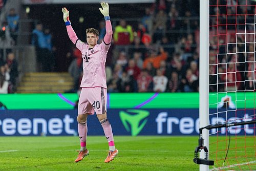 Machte an alter Wirkungsstätte ein starkes Spiel: Bayern-Keeper Urbig. - © Rolf Vennenbernd/dpa