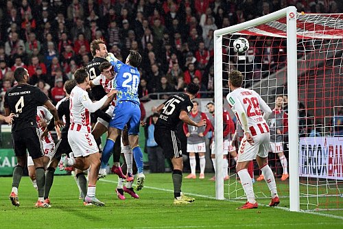 Kölns Keeper Zieler greift beim 3:1 der Bayern daneben. - © Federico Gambarini/dpa