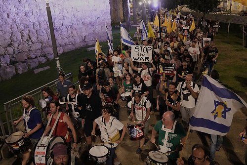 Angehörige der Geiseln werfen der israelischen Regierung vor, die Verschleppten zu opfern. - © Mahmoud Illean/AP/dpa