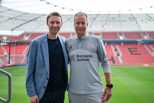 Kasper Hjulmand (r) und Simon Rolfes kennen sich schon länger. - © Marius Becker/dpa