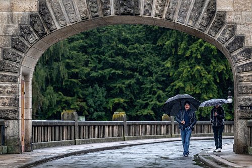 Im Süden und Südosten müssen sich die Menschen auf viel Regen einstellen. - © Taneèek David/CTK/dpa